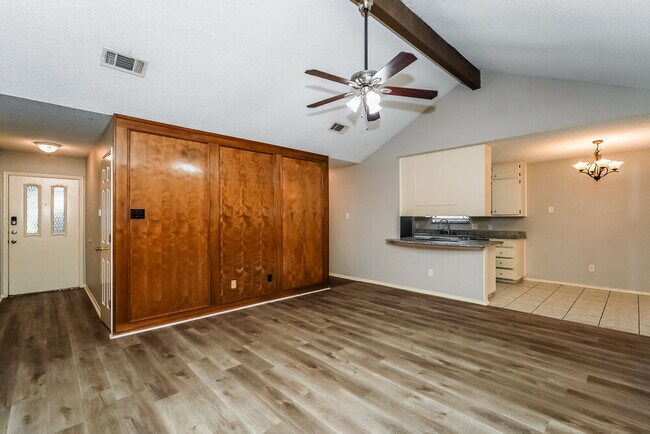 Foto del edificio - 709 Daniels Dr