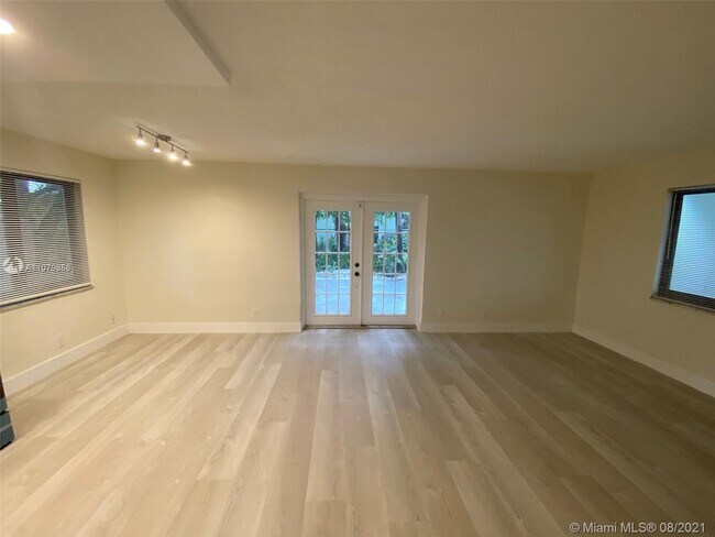 Foto del edificio - 615 NE 26th St