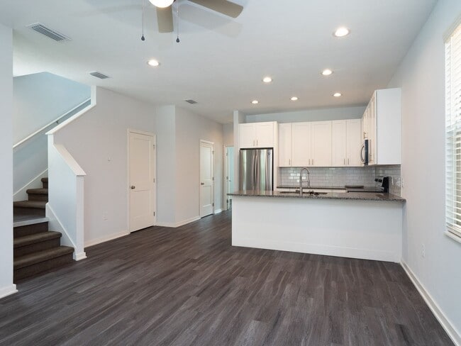 Building Photo - Porter's Lakeside - Luxury 4 Bedroom, 4 Ba...