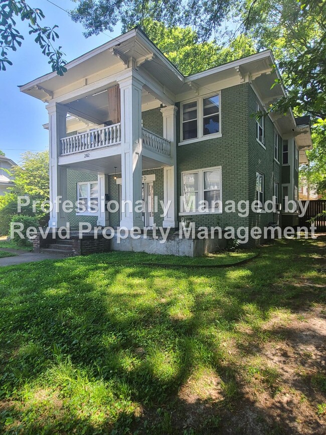 Building Photo - Move In Special! First Month Free!