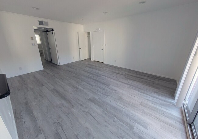 Foto del edificio - 5349 Newcastle Ave