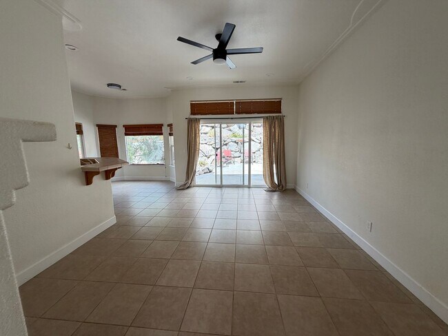 Foto del edificio - 1174 University Ridge Dr