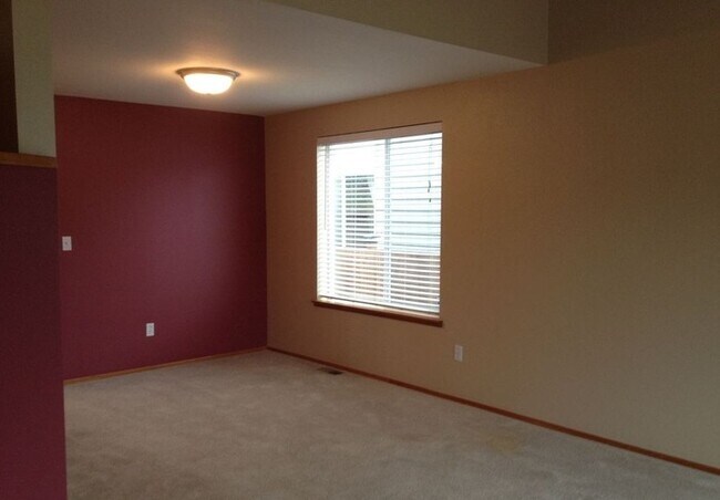 Building Photo - 3 bedroom 2.5 bathroom home with Large bac...