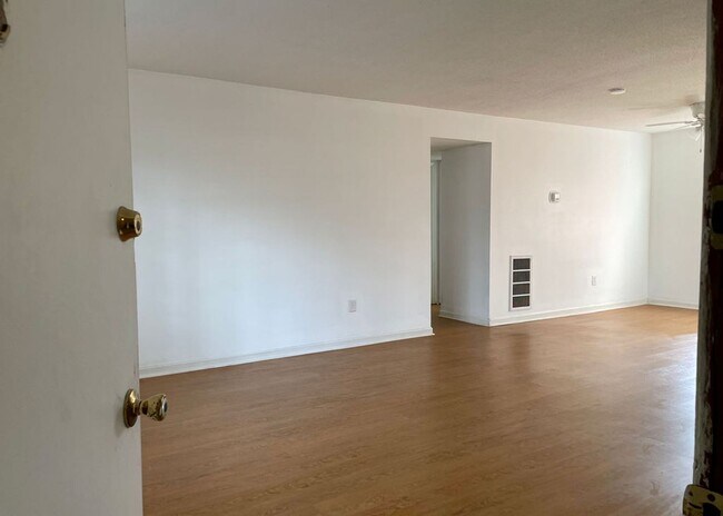 Foto del edificio - Available 7/1. 2 BR/2 BA in a FANTASTIC Lo...