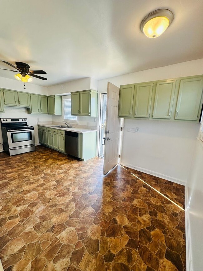 Building Photo - Spacious and stylish home in a prime Louisville location!-Ask about our Long-Term Leasing Specials!