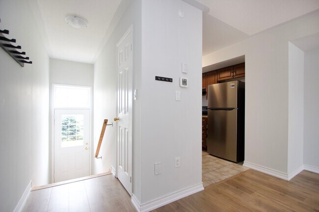Building Photo - Spacious 3-Bedroom Townhouse for Rent in Ajax