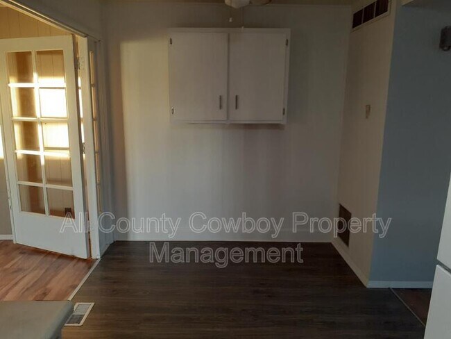 Foto del edificio - 907 Sanders Dr.