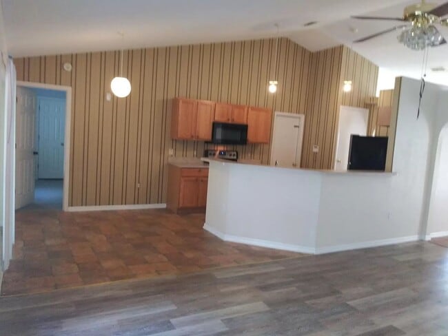 Building Photo - 14169 Spring Hill Dr