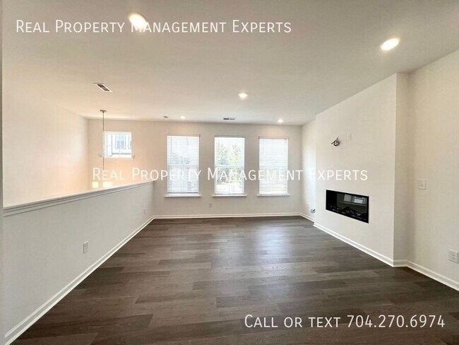 Building Photo - 211 Tamala St