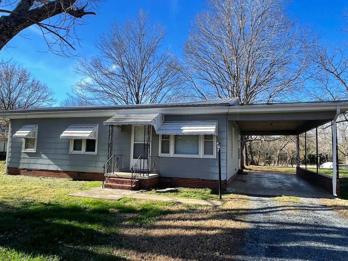 Primary Photo - 3 bed, 1 bath home