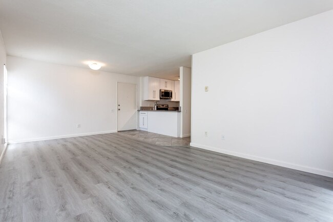 Building Photo - Remodeled Bay-Ho Condo!