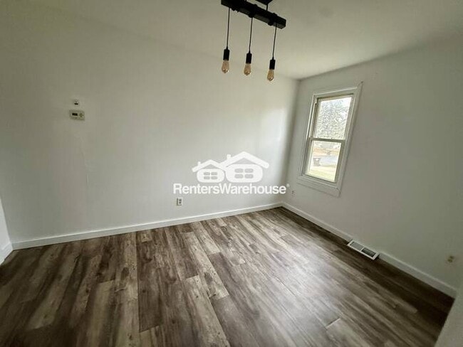 Building Photo - Available now - Updated Victorian near downtown New Prague!