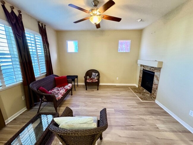 Foto del edificio - Located in a peaceful and well-maintained senior community, this spacious 3-bedroom, 3.5-bath Plu...