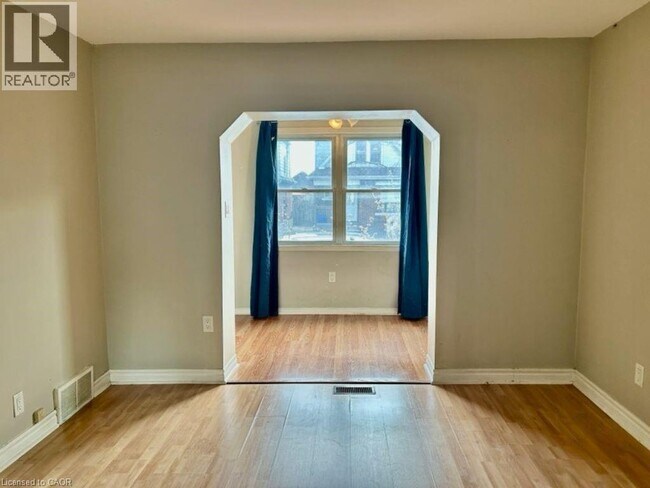 Photo du bâtiment - 153 Cameron Ave N