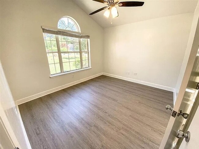 Foto del edificio - Family-Friendly Northeast Home Steps from Top-Rated Schools