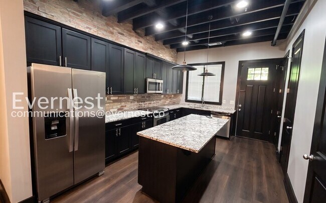 Building Photo - 2 Bed/2.5 Bath Home with Fenced Yard / Available Soon!