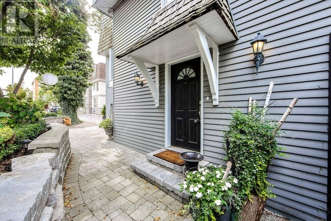 Building Photo - 158 Dunn St