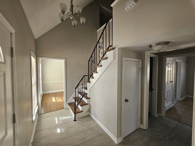 Building Photo - 5568 Lyford Ave