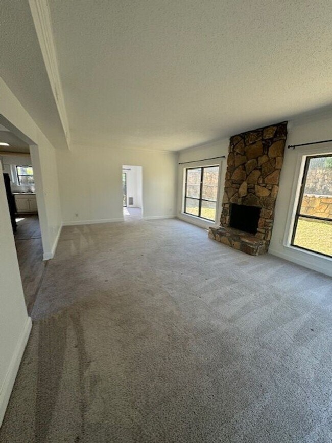 Building Photo - Beautiful Townhouse In Cordova