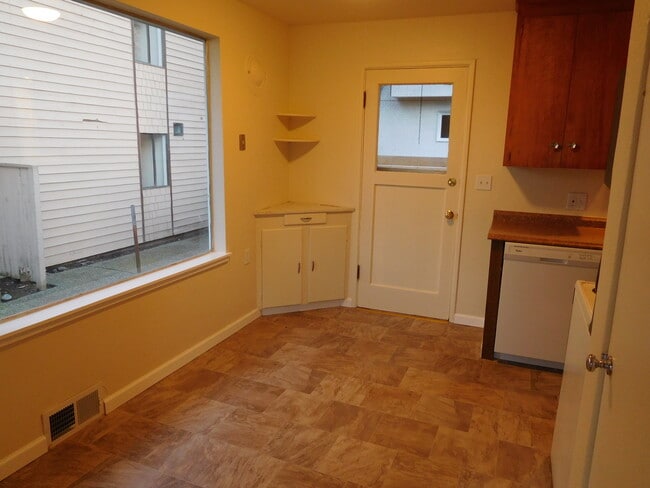 Building Photo - Magnolia Duplex Available May 5th