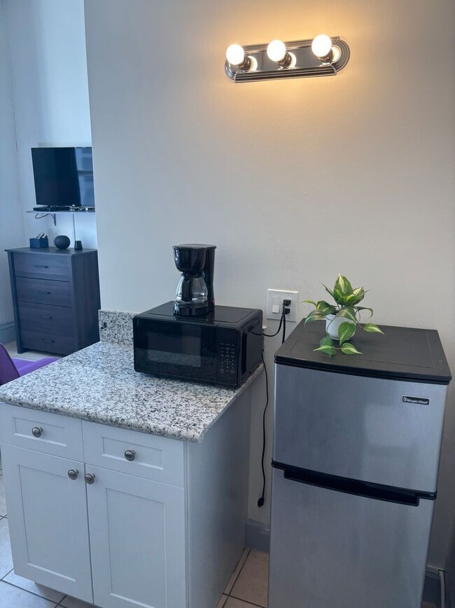 Building Photo - Furnished Studio with Great Street View of Downtown San Diego
