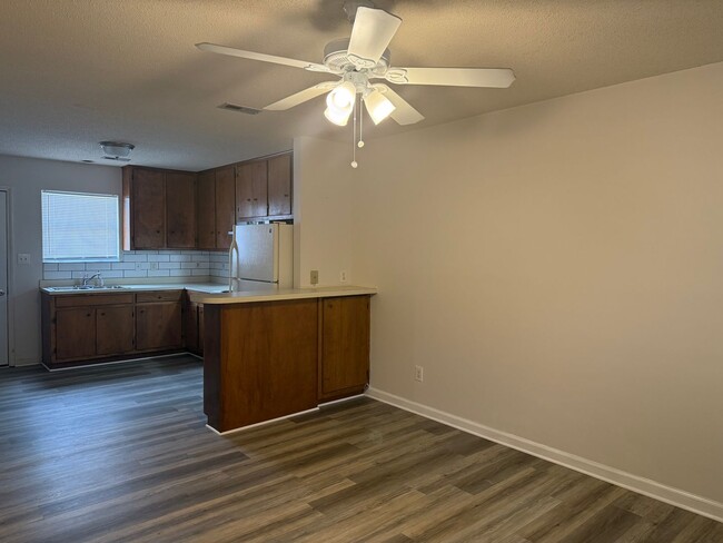 Building Photo - Two bed, 1 bath flat in Graham