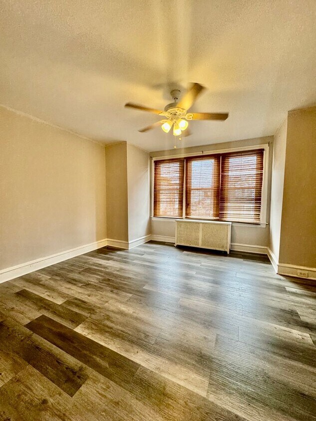 Foto principal - 1034 W Olney Ave