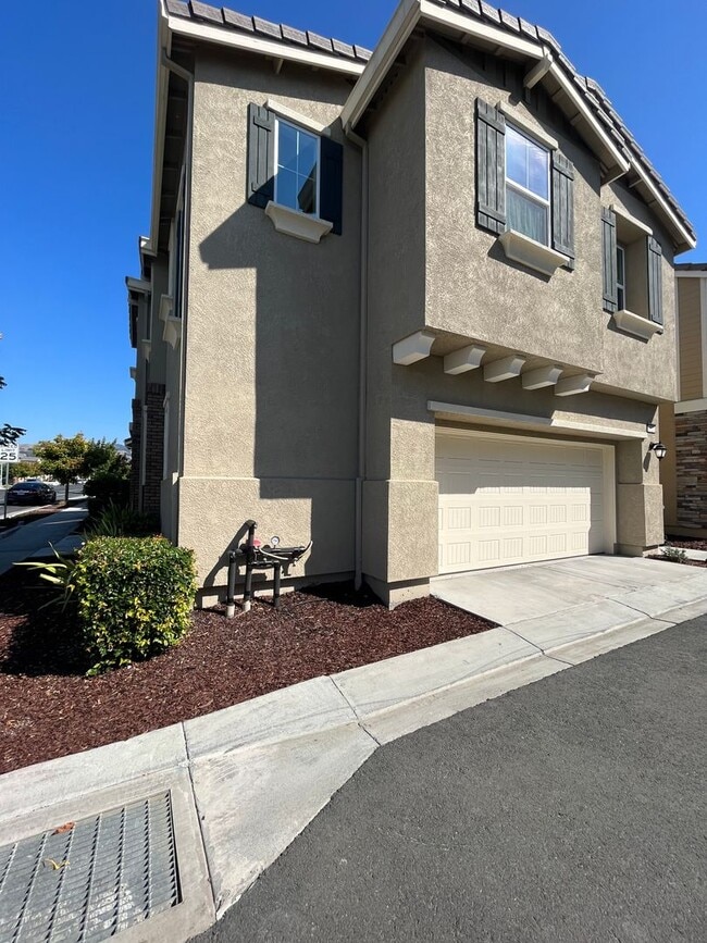 Foto del edificio - PURE Property Management Presents: Your Gateway to Elevated Living in the Coveted Twin Creeks Par...