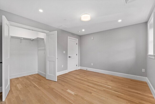 Building Photo - 906 Beacon St