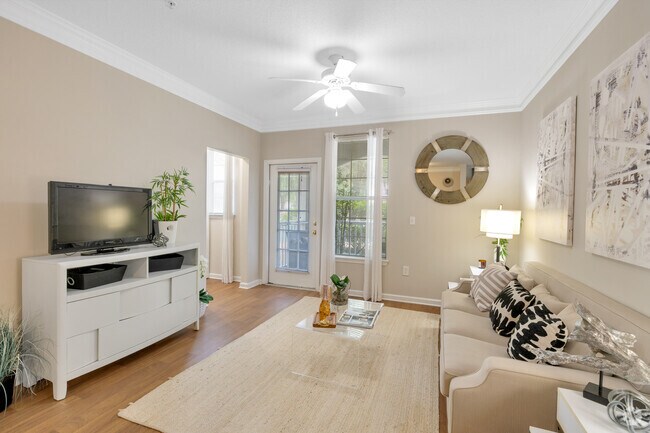 Brookstone - 2 habitaciones, 2 baños - 1131 pies cuadrados - Sala de estar - Walden at Chatham Center