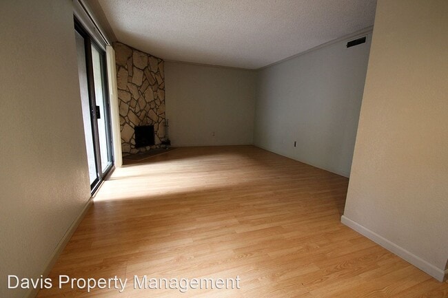 Building Photo - 2 br, 1 bath House - 12019 100th Ave NE # 2B