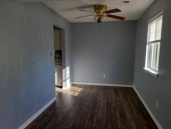 Building Photo - 83 Manor Dr