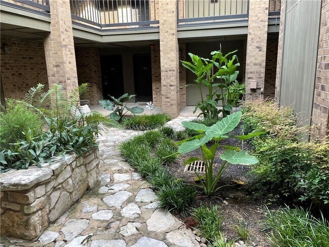 Foto del edificio - 8888 Tallwood Dr