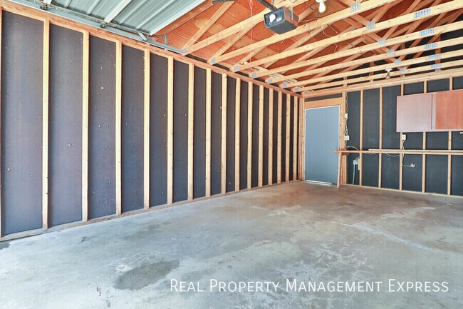 Foto del edificio - Lovely 2 Bedroom 2.5 Bathroom Townhome