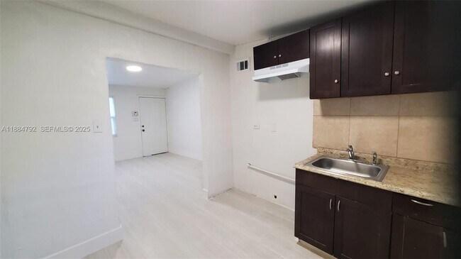 Foto del edificio - 841 NW 12th Ave