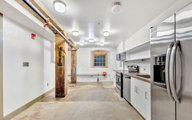 Building Photo - Knoxville 37917 - Short Term Lease Options...