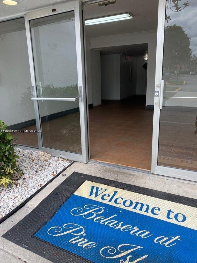 Building Photo - 721 N Pine Island Rd