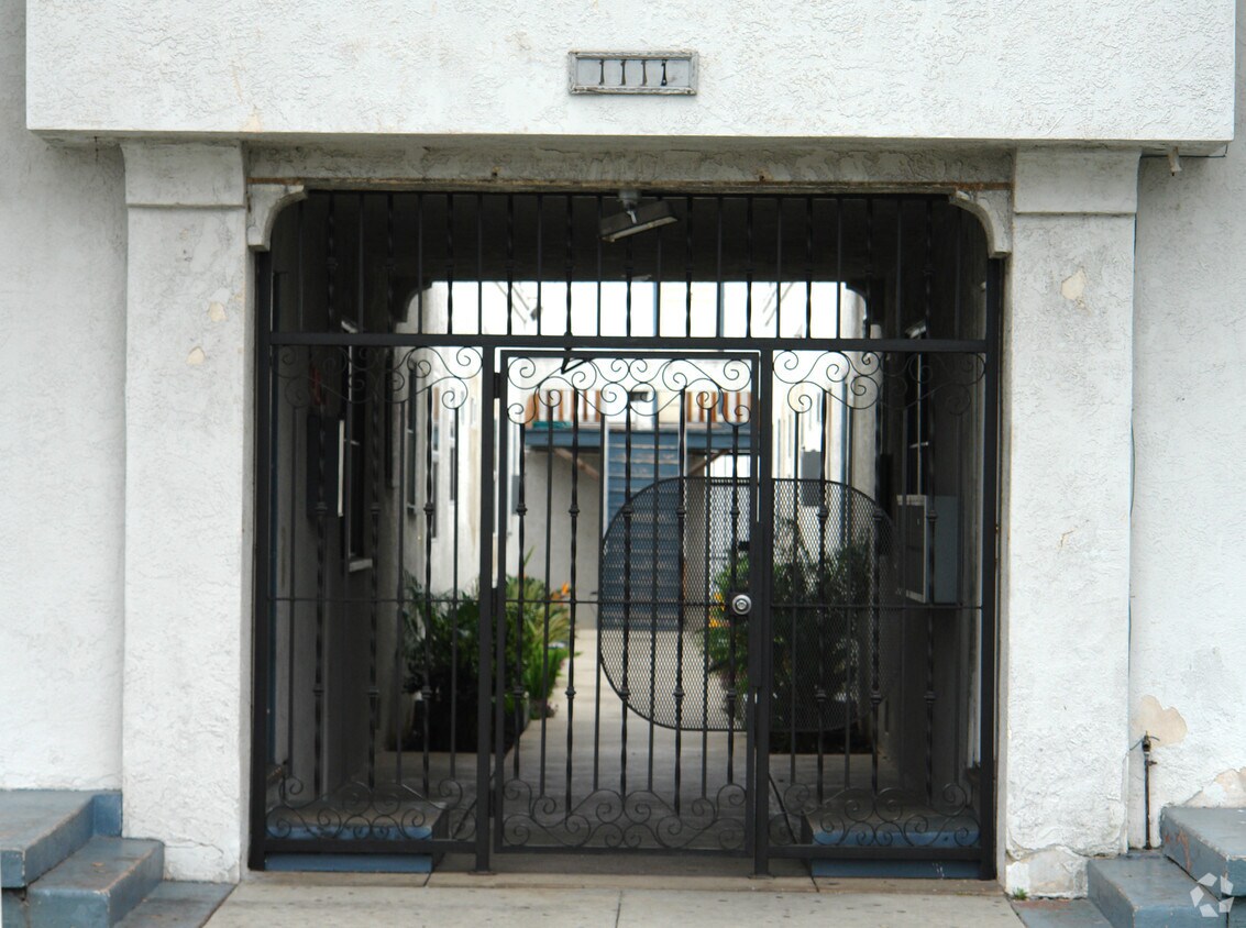 Building Photo - 1111 Pine Ave