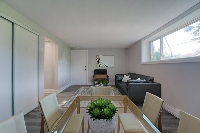 Photo du bâtiment - 3 -19 Baker Street Now Available For Rent!