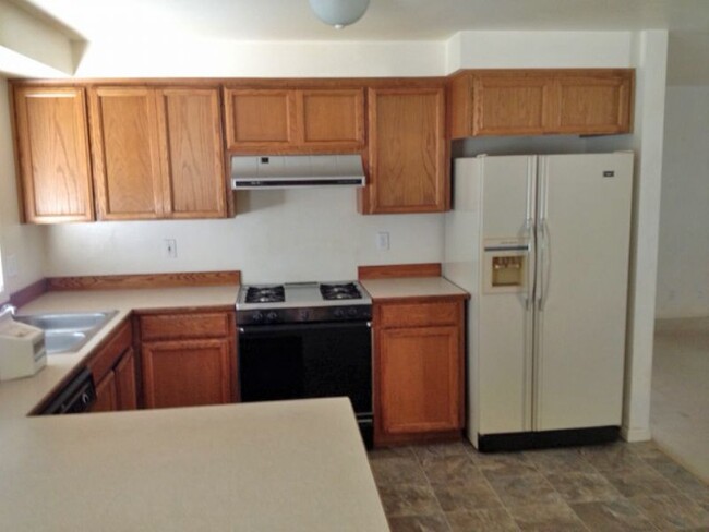 Building Photo - 90's 2 bedroom, 2 bath duplex w/2-car gara...