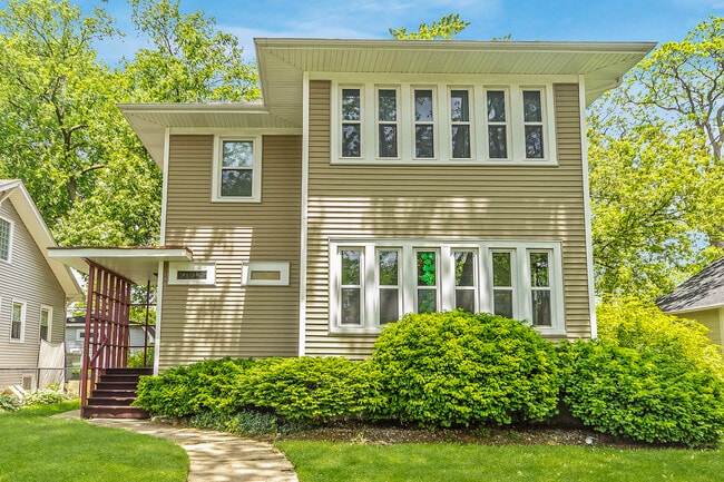 Foto del edificio - 100 Belle Plaine Ave