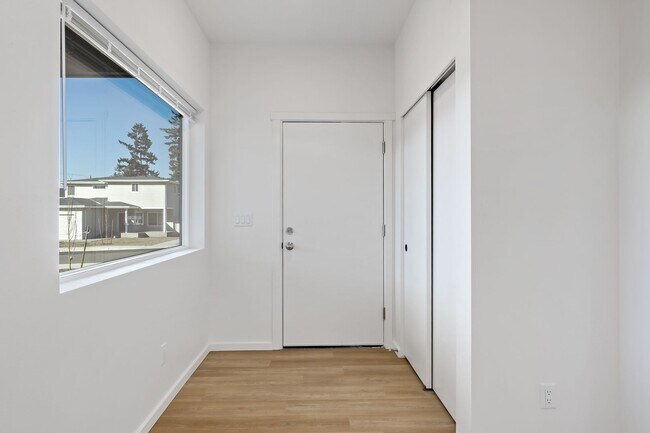 Building Photo - 10 Fully Fenced  4 Bed 3 Baths New Constru...