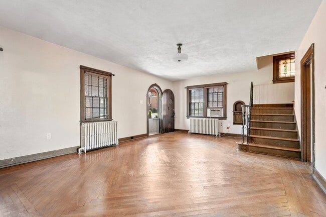 Building Photo - Spacious 4 Bed/2 Bath Home in Brentwood - Original Charm, Off-Street Parking - Available October!