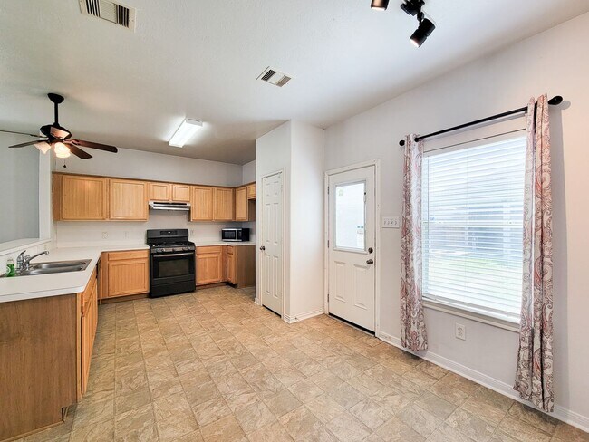 Foto del edificio - Location Location Location! Located in the nice Rittenhouse subdivision. This home features a big...