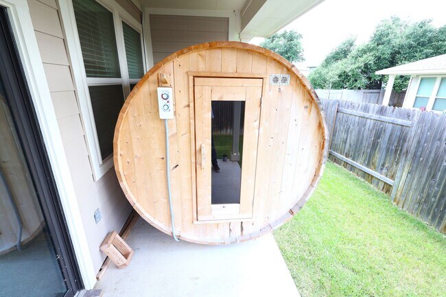 Foto del edificio - 4 Bedroom Rental in Georgetown with Sauna!