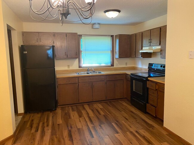 Building Photo - 2 BEDROOM | 1 BATH | SINGLE LEVEL | GARAGE...