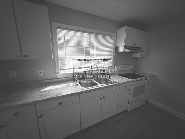 Building Photo - 828 Circle Dr