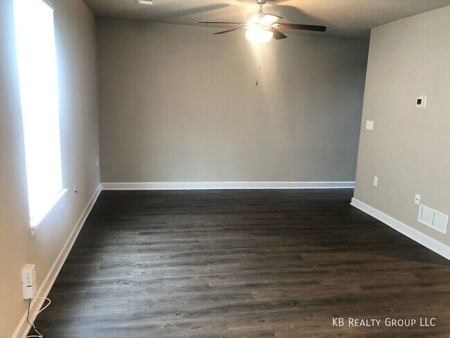 Foto del edificio - 3 Bed 2 Car Townhome in Grain Valley