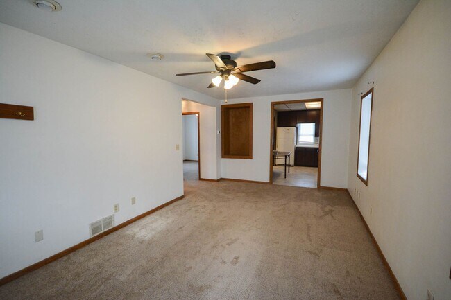 Building Photo - Cute house, great location, move in and ma...