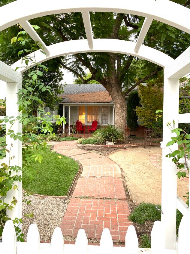 Welcome home! - 5004 Haskell Ave